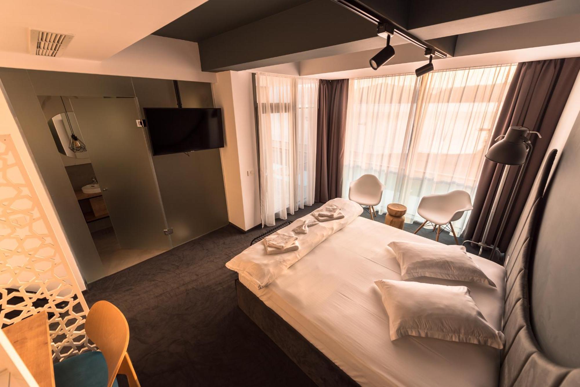 Hotel Arka โอร์โชวา ภายนอก รูปภาพ